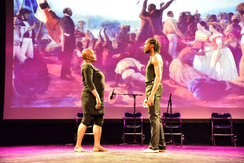 Spectacle sur l'esclavage et la traite négrière / commerce triangulaire. échange de regards entre mere et fils qui symbolise la transition et la discussion de cette memoire.Ballet Théâtre des Caraïbes spectacles antillais et Caraïbes 