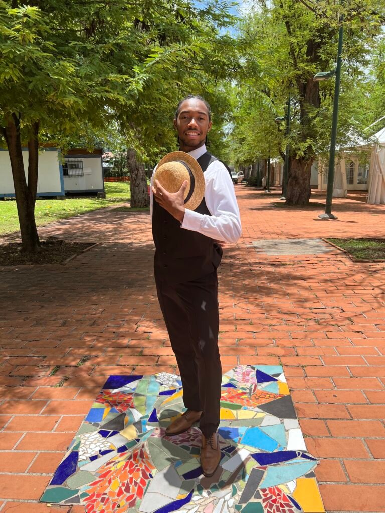 homme antillais tenue classiqueBallet Théâtre des Caraïbes BTC Spectacles antillais et caraïbéenn