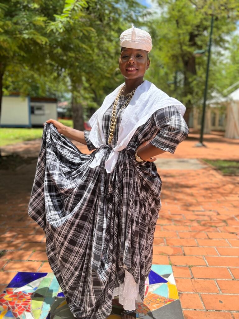 tenue traditionnelle antillaise femme MartiniqueBallet Théâtre des Caraïbes BTC Spectacles antillais et caraïbéenn