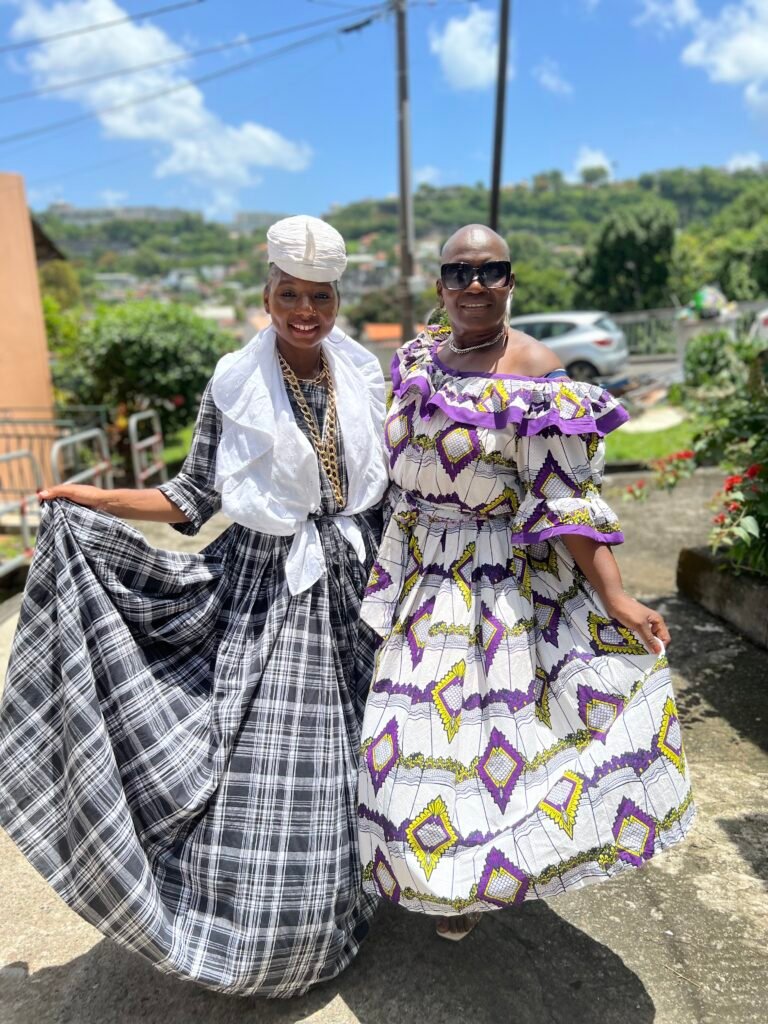 2 tenues traditionnelles antillaise femme MartiniqueBallet Théâtre des Caraïbes BTC Spectacles antillais et caraïbéenn