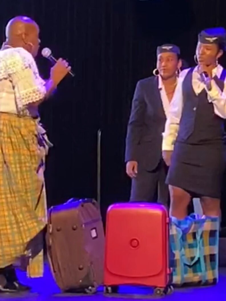 scene extraite de la comédie musicale voyage autour du monde et retour au pays natal. la vielle dame s'apprête a prendre l'avion et discute avec les hôtesses de l'air au sujet de ses bagages. Ballet Théâtre des Caraïbes