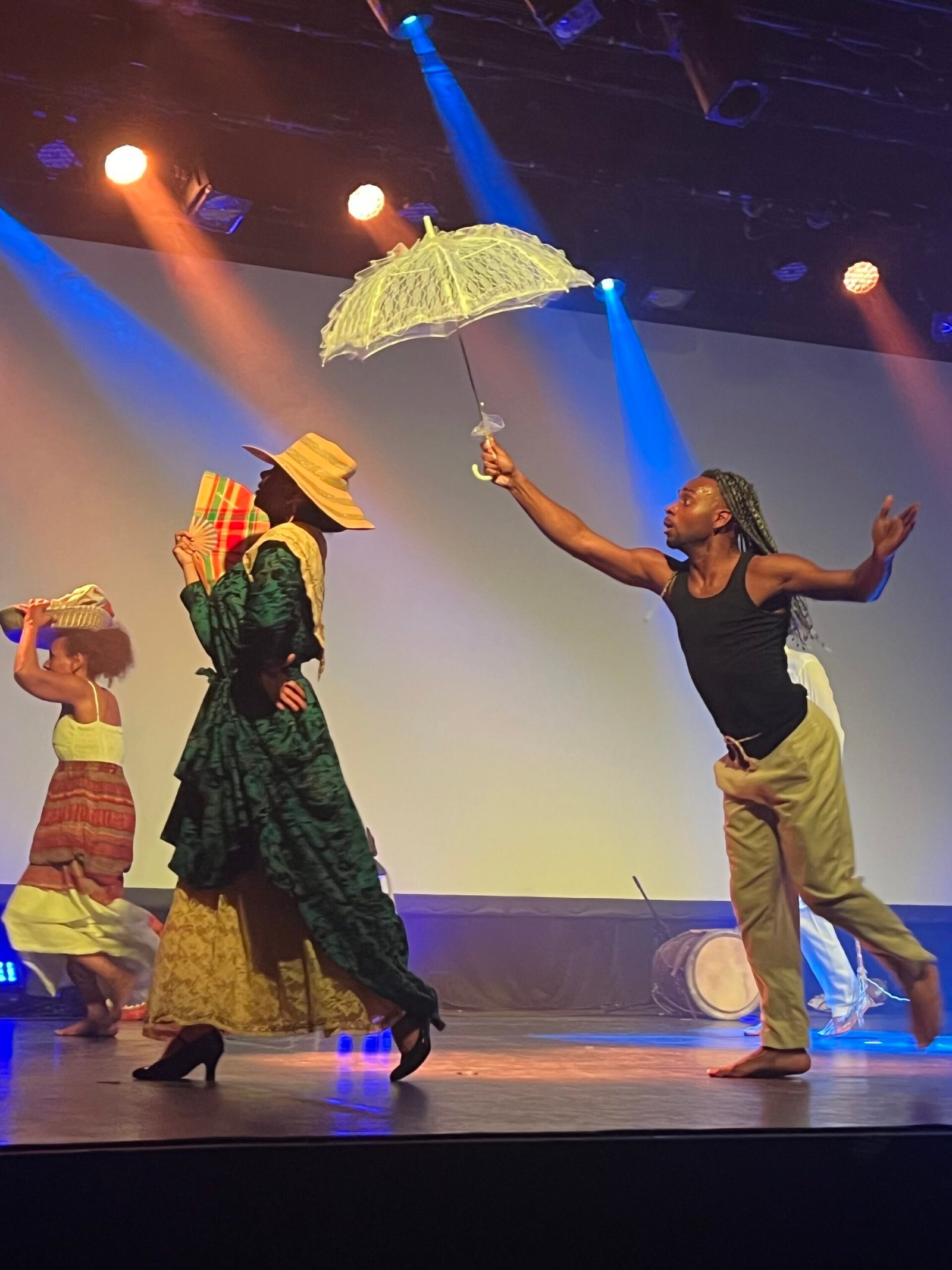 la vie dans les plantations ou les esclavages sont au services de leurs maitres.comédie musicale ballet theatre des caraïbes 